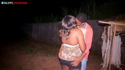 د کوڅې رومانس او د کلب څخه د یوې وړوکي نجلۍ سره ګرم جنسیت